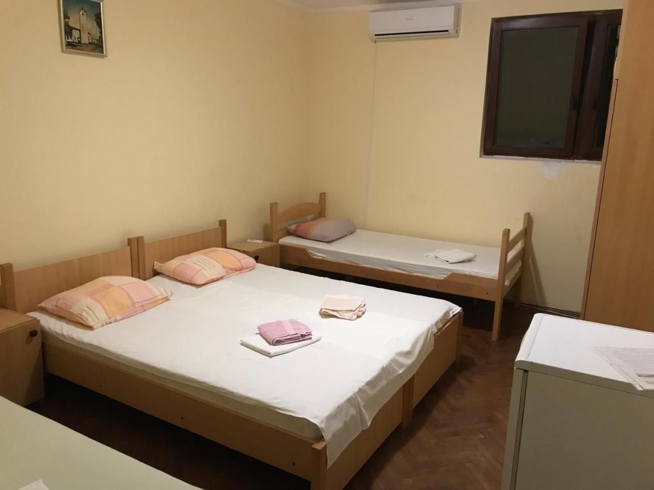Guesthouse Obala Sutomore Bagian luar foto