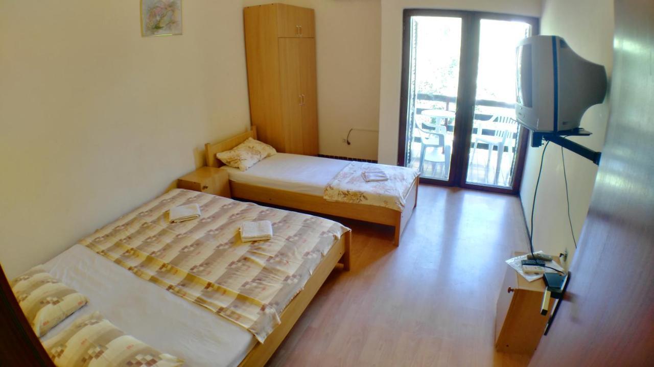 Guesthouse Obala Sutomore Bagian luar foto