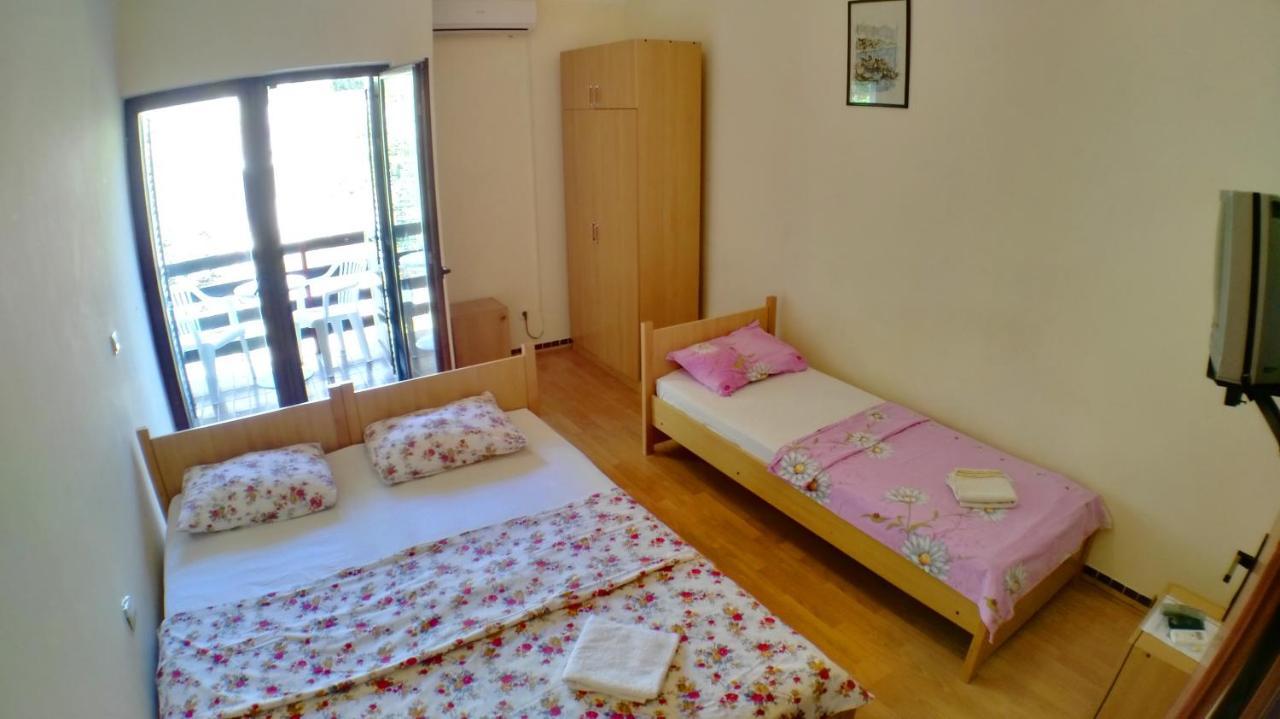 Guesthouse Obala Sutomore Bagian luar foto